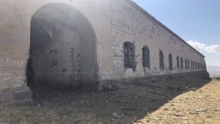 Karstaki tarihi tabyalar içler acısı durumda