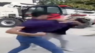 Kavga eden arkadaşlarını boks ringindeymiş gibi izleyip tezahürat ettiler