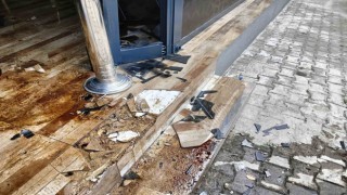 Kavga ettiği husumetlilerinin dükkanına otomobiliyle daldı