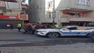 Kavgayı ayırmaya giden polis memurlarına saldırdı