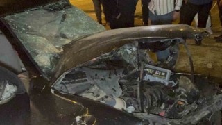 Kayganlaşan yolda otomobil tıra çarptı: 1 ölü