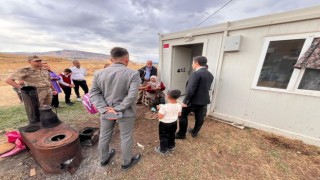 Kaymakam Çelik, yalnız yaşayan Meryem teyzeyle bir araya geldi