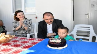 Kaymakamdan Depremzede Mustafa'ya 3. Yaş Doğum Günü Sürprizi