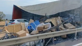 Kaza yapan tırdan yola saçılan malzemeler yolu kapattı