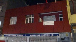 Kendisini muayene eden doktoru elektrikli çaydanlık ile dövdü