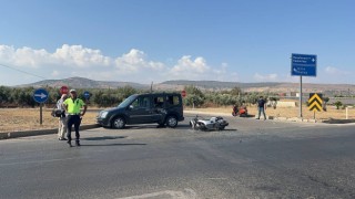 Kiliste motosiklet ile hafif ticari araç çarpıştı: 1i ağır 2 yaralı