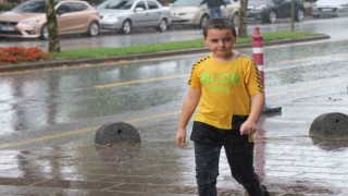 Kimi şemsiyeyle kimi eşyasıyla yağmurdan korunmaya çalıştı