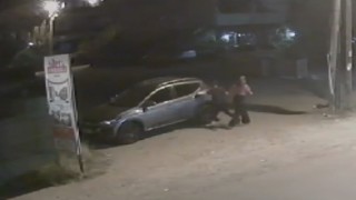 Kız arkadaşına sinirlendi, başkasının yeni aldığı aracını yumrukladı