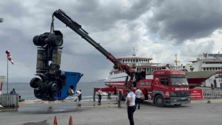 Kocaelide freni boşalan tır denize düştü