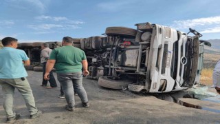 Kömür yüklü tır devrildi: Siirt-Şırnak karayolu trafiğe kapandı