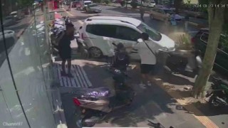 Kontrolden çıkan araç kaldırıma daldı, ölümden saniyelerle kurtuldular