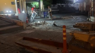 Kontrolden çıkan araç okul kapısını kırıp içeri girdi: 3 yaralı