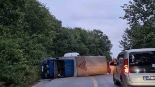 Kontrolden çıkan kamyonet yan yattı: 8 yaralı