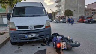 Kontrolden çıkan motosiklet ticari aracın altına girdi: 2 yaralı