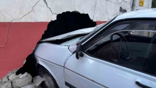 Kontrolden çıkan otomobil binaya daldı: 1 yaralı