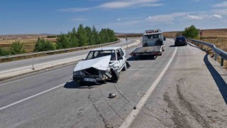 Kontrolden çıkan otomobil karşı şeride geçip bariyerlere çarptı: 2 yaralı