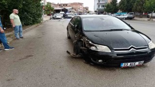 Kontrolden çıkan otomobil, park halindeki 2 otomobile çarptı