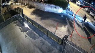 Kontrolden çıkan otomobil yolda yürüyen yayaları teğet geçti: O anlar kamerada
