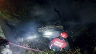 Kontrolden çıkarak yol kenarına uçan araç alev topuna döndü: 2 yaralı