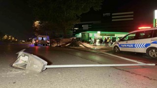 Kontrolden çıkıp aydınlatma direğine çarpan Tofaş hurdaya döndü: 4 yaralı