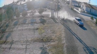 Konyada otomobilin elektrikli motosikletle çarpıştığı kaza kamerada: 2 yaralı