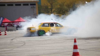 Konyada slalom yarışı ve drift gösterisinde otomobiller tozu dumana kattı