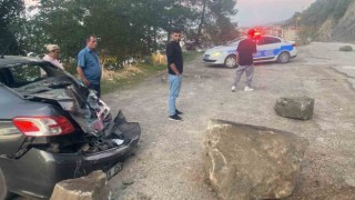 Kopan kaya parçası otomobile düştü