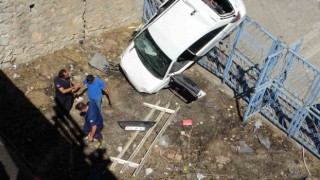 Köprüden uçan araç dik şekilde asılı kaldı