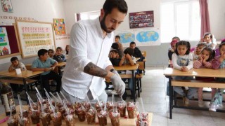 Köy köy dolaşarak çocukları waffle ile buluşturuyor