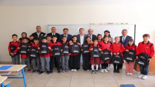 Köy okullarındaki öğrencilere çanta dağıtıldı