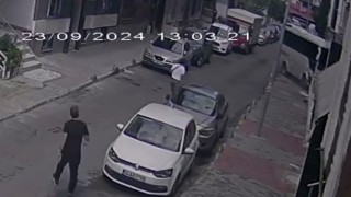 Küçükçekmecede servis minibüsü binaya çarptı