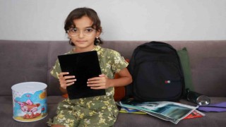 Kumbarasıyla birlikte hayalleri çalınan 8 yaşındaki depremzede Elifin yüzü, hayalindeki tabletle güldü