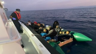 Kuşadasında 20 düzensiz göçmen kurtarıldı