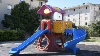 Kuşadasında çocuk parkındaki oyun grubuna zarar verildi