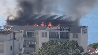 Kuşadasında otelin çatı katında yangın paniği