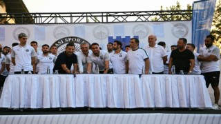 Kuşadasıspor yeni transferleri için imza töreni düzenledi