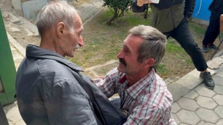 Küstüğü baba ocağına 47 yıl sonra dönen adamın gözyaşları