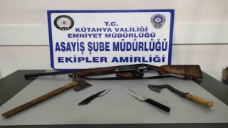Kütahyada 3 kişiden ruhsatsız av tüfeği ve kesici aletler ele geçirildi