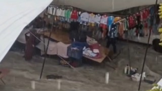Kütahyada aniden bastıran dolu ve yağmur, pazarcı esnafına zor anlar yaşattı