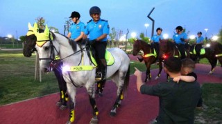 Kütahyada devriye gezen atlı polislere vatandaşlardan ilgi
