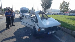 Kütahyada otomobil ile işçi servisi çarpıştı: 1 ölü, 9 yaralı