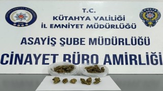 Kütahyada uyuşturucu bulunan araçtaki 3 kişi gözaltına alındı