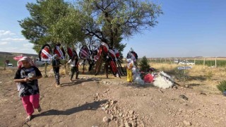 Mahalleden arkadaşları Narinin mezarını ziyaret etti