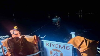Makine arızası yapan 9 metrelik tekneyi KIYEM ekipleri kurtardı