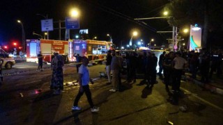 Malatyada otomobil ile çarpışan işçi servisi devrildi: Çok sayıda yaralı var