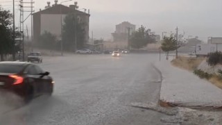 Malatyada sağanak etkili oldu, yollar göle döndü