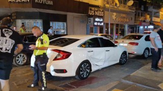 Manavgatta iki otomobil kavşakta çarpıştı, bir sürücü ehliyetsiz çıktı