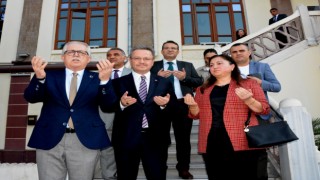 Manisa Valisi Ünlü dualarla uğurlandı