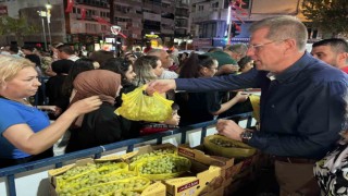 Manisada 3 ton üzüm ve litrelerce üzüm şırası dağıtıldı