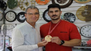 Manisalı sporcu Tarık Akpolat, vücut geliştirmede Türkiye şampiyonu oldu
